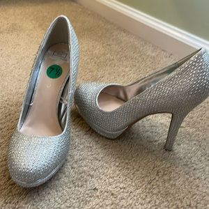 NWOT women’s silver heels